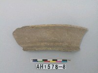 藏品(灰色細砂陶口緣殘件)的圖片